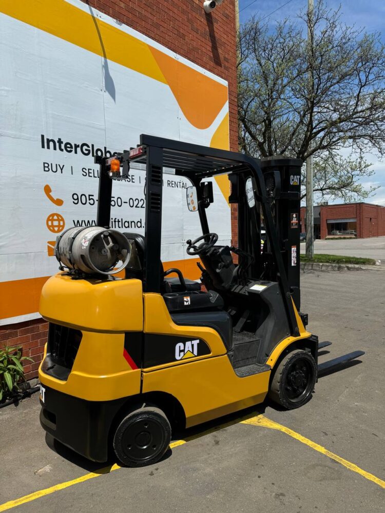 Used Forklift CATERPILLAR Model 2C5000 LPG 5000lbs 3-Stage Mast  Lifting height up to 187 in SKU#252236 - Image 4