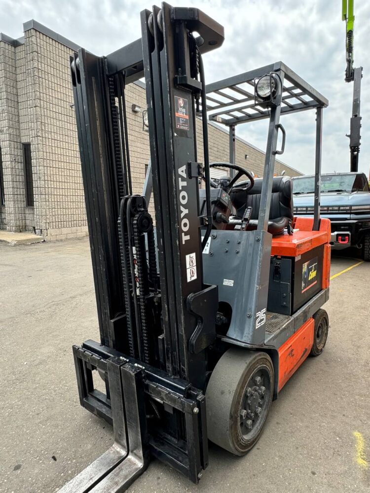 Used Forklift TOYOTA model 5FBCU25 Electric 5000 lbs. Year 2001 SKU#252272 - Image 11