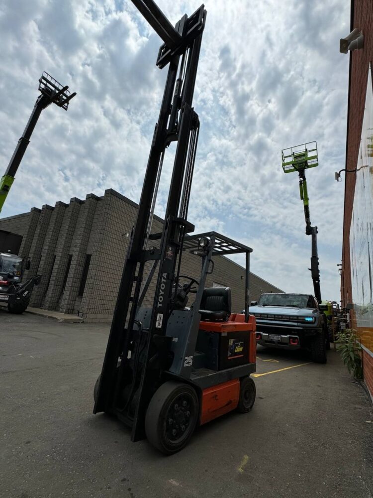 Used Forklift TOYOTA model 5FBCU25 Electric 5000 lbs. Year 2001 SKU#252272 - Image 8
