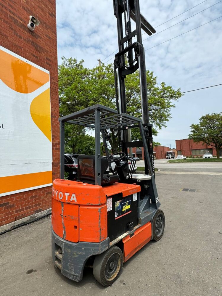 Used Forklift TOYOTA model 5FBCU25 Electric 5000 lbs. Year 2001 SKU#252272 - Image 5