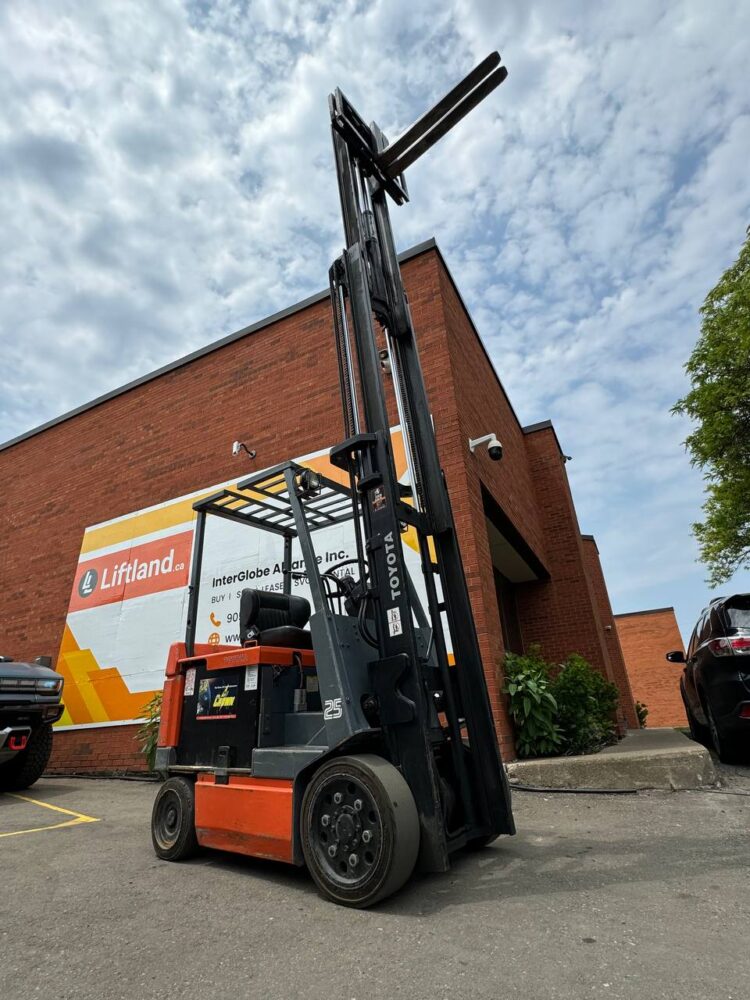 Used Forklift TOYOTA model 5FBCU25 Electric 5000 lbs. Year 2001 SKU#252272 - Image 3
