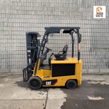 2015-used-cat-ec30n2-electric-forklift-sku-262375-5650lb-1